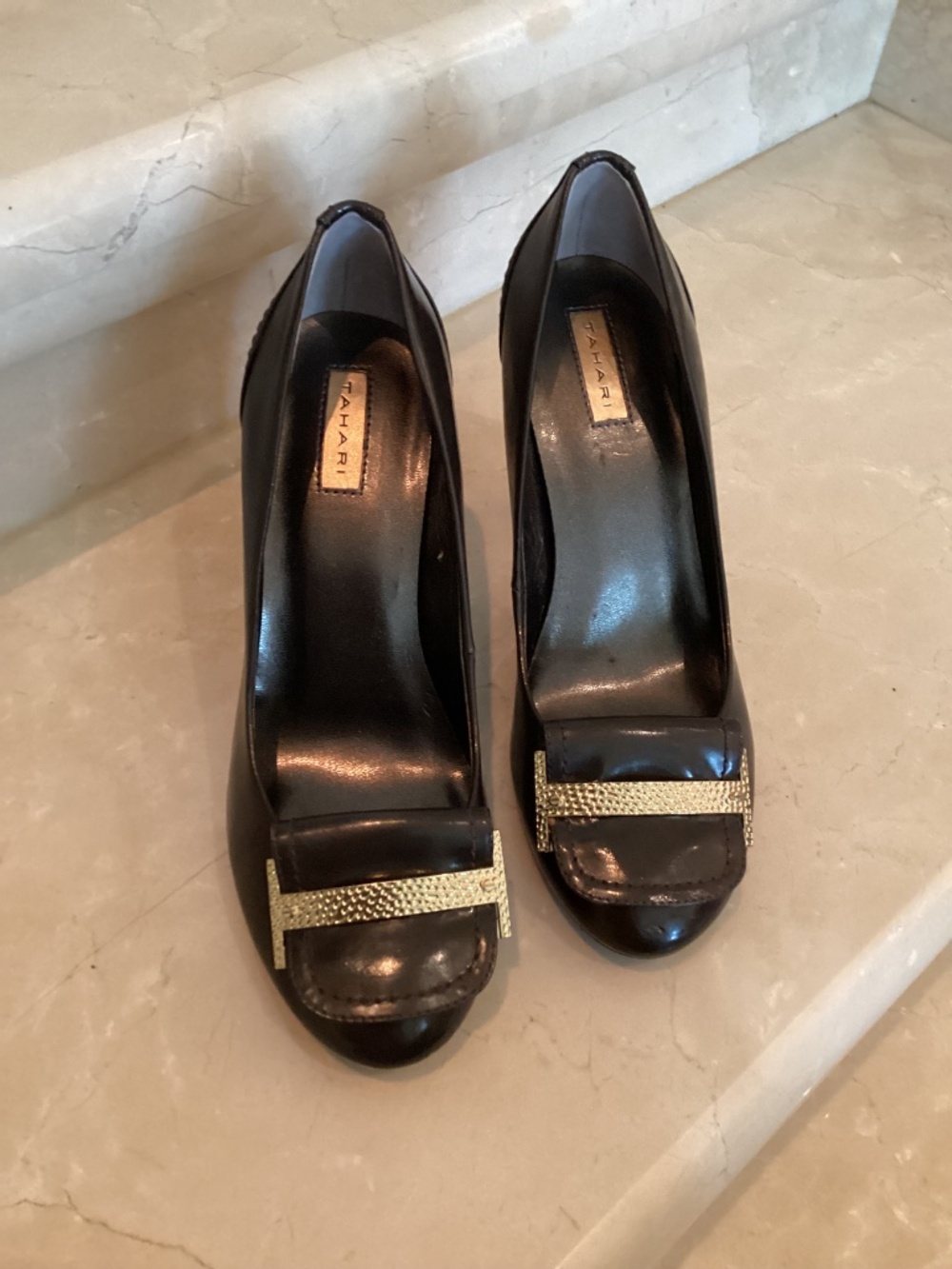 TAHARI - BROWN PATENT LEATHER HEELS - SIZE 7M - Picture 1 of 7